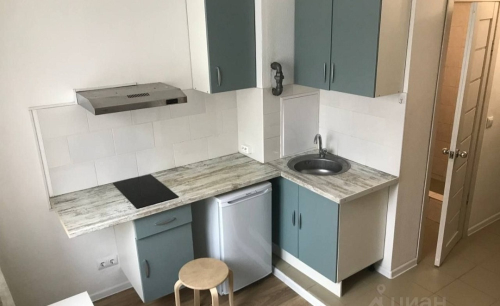 Уголок кухни с плитой и раковиной