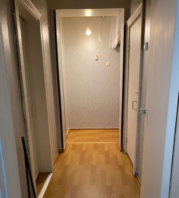 Коридор с дверями и деревянным полом