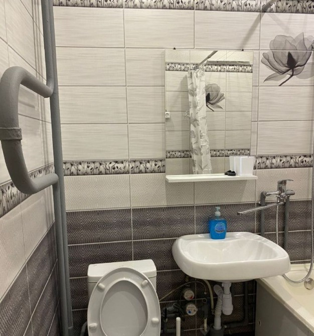 Ванная комната с раковиной и унитазом