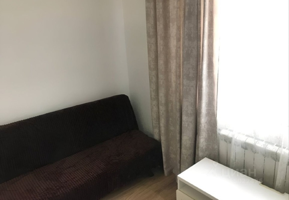 Комната с диваном и окном