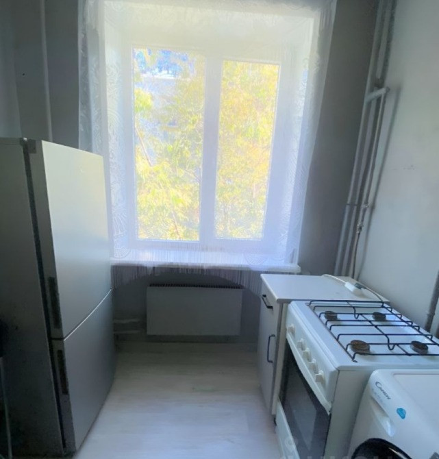 Кухня с окном и бытовой техникой