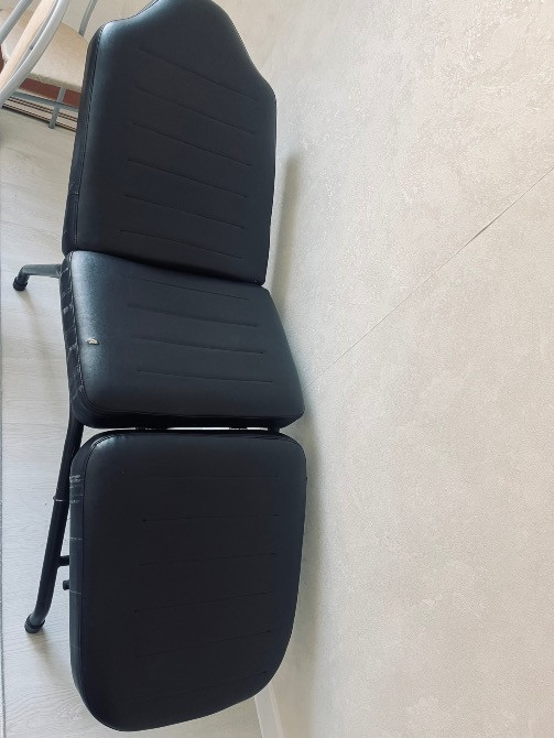 Чёрное сиденье с гладкой поверхностью, вид сверху