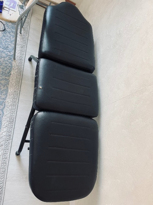 Чёрное сиденье с мягкой обивкой, вид сбоку