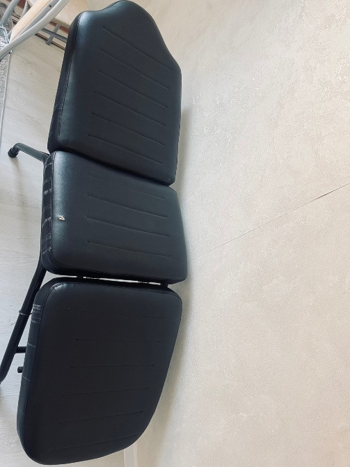 Чёрное сиденье в профиль, вид спереди