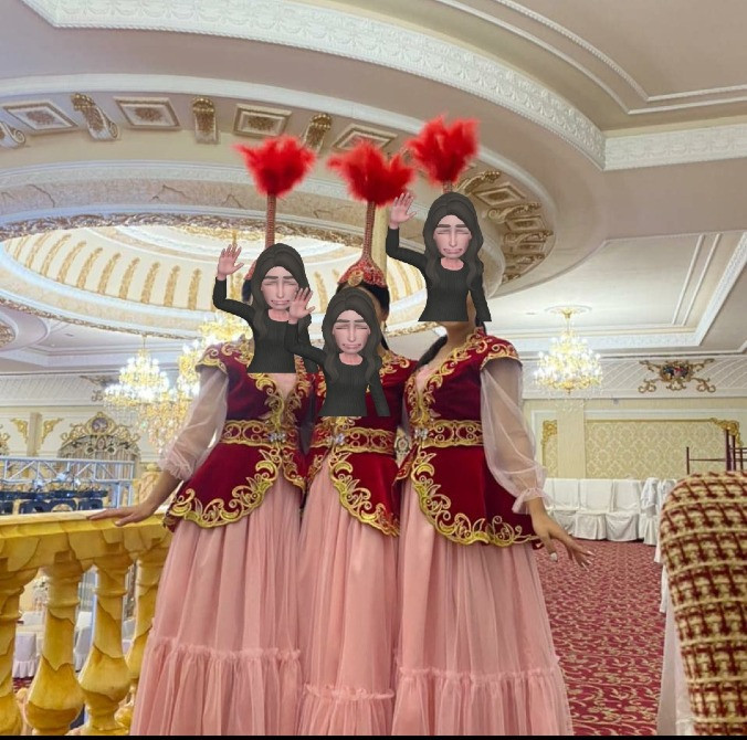 Три девушки в красных и розовых нарядах с карикатурными лицами на голове в роскошном интерьере