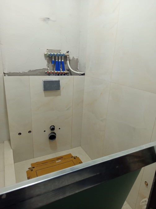 Кішкентай ванна бөлмесі сантехника орнату және жаңа плиткалармен