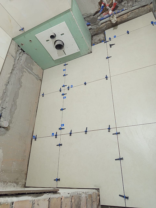 Сантехника орнатылған ванна бөлмесінің қабырғаларында плиткаларды төсеу процесі