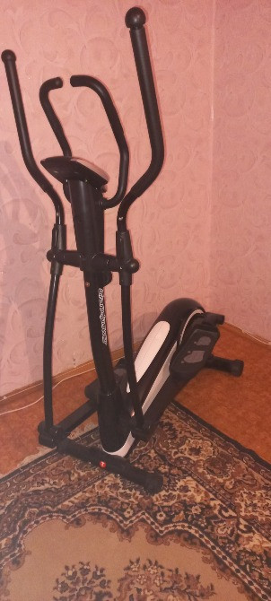 Эллиптический тренажер жайында коврде