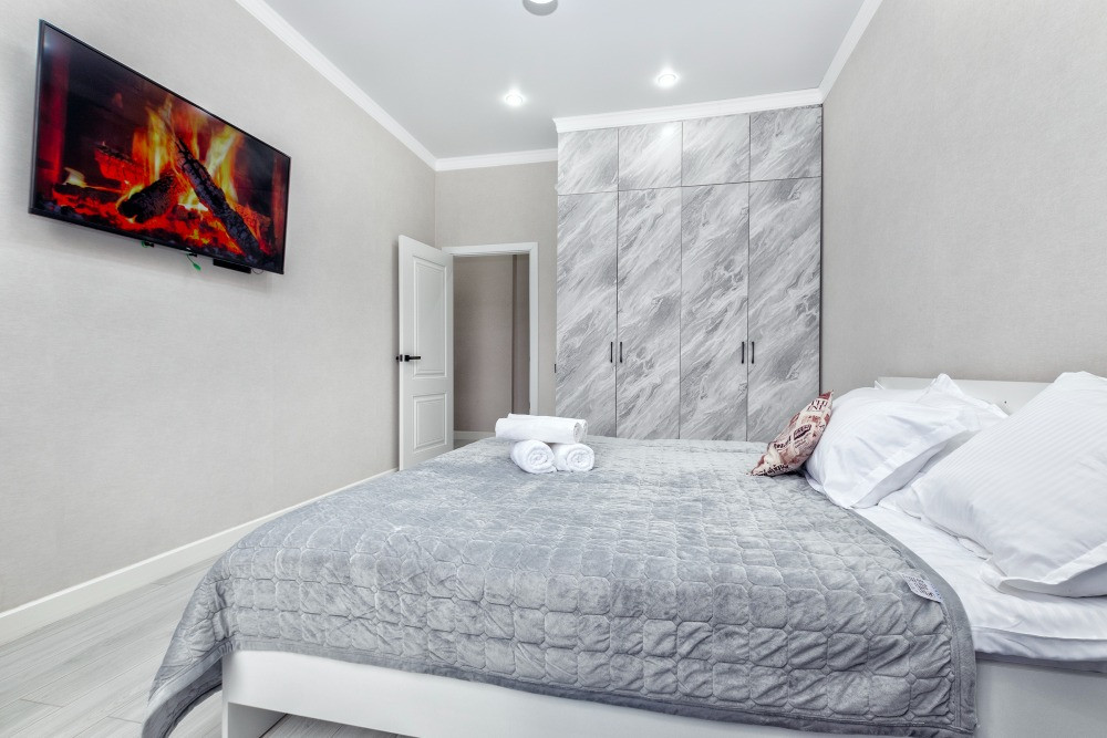 Спальня с телевизором и гардеробом