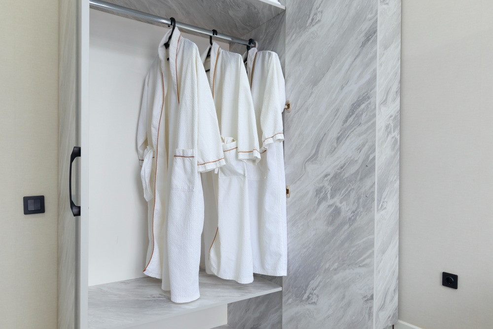 Шкаф с белыми халатами