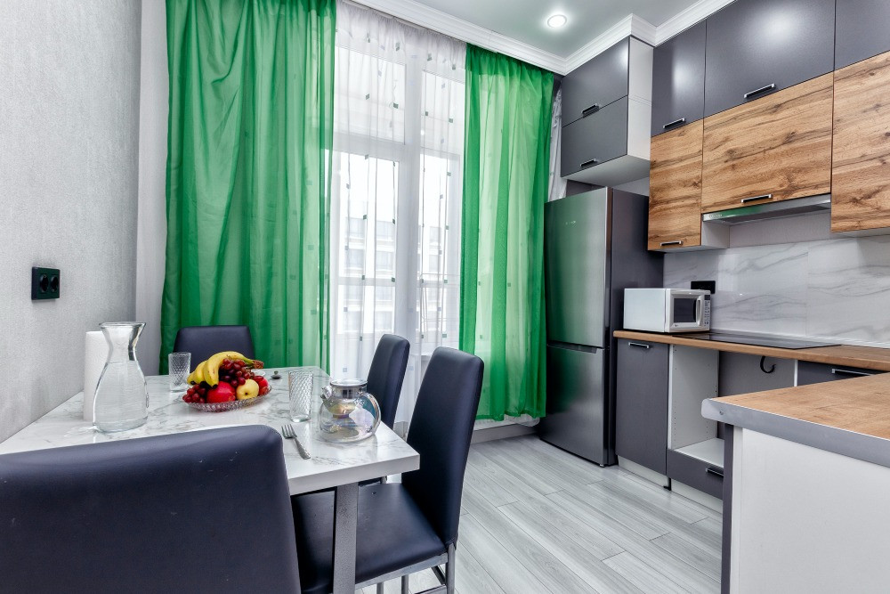 Кухня с обеденным столом и фруктами на нем