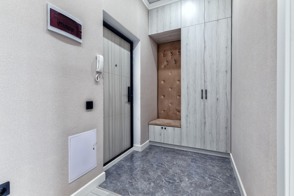 Уютный коридор с комодом и местом для сидения