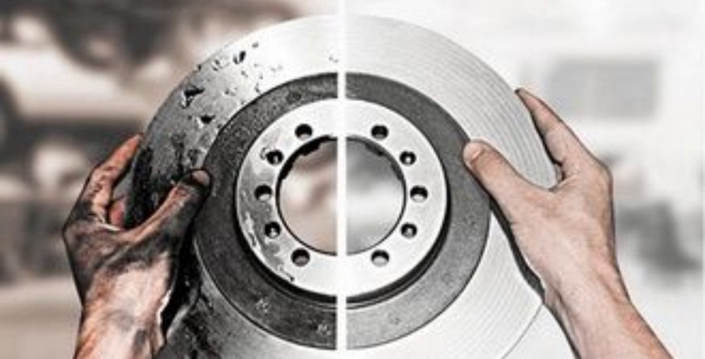 Механиктің қолында таза және ластанған тежегіш дисктің салыстырмасы