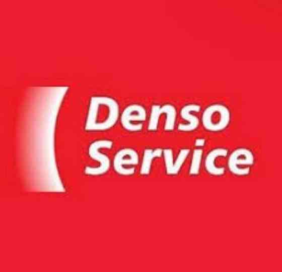 Логотип Denso Service на красном фоне