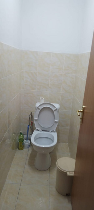 Минималистік стильдегі унитазы бар дәретхана