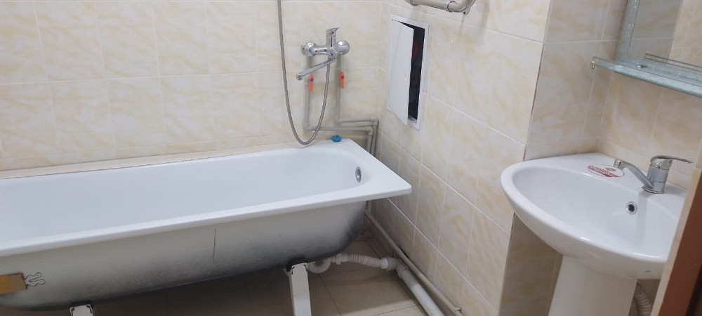 Ванна мен раковинасы бар ванна бөлмесі