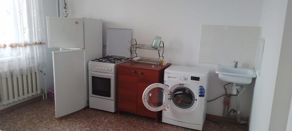 Плитасы, кір жуғыш машинасы мен раковинасы бар асхана