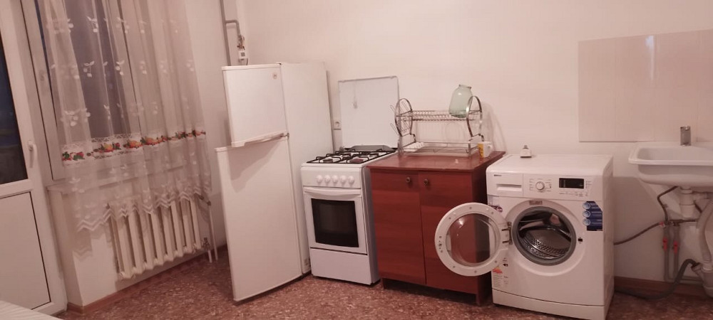 Плитасы, кір жуғыш машинасы мен раковинасы бар асхана