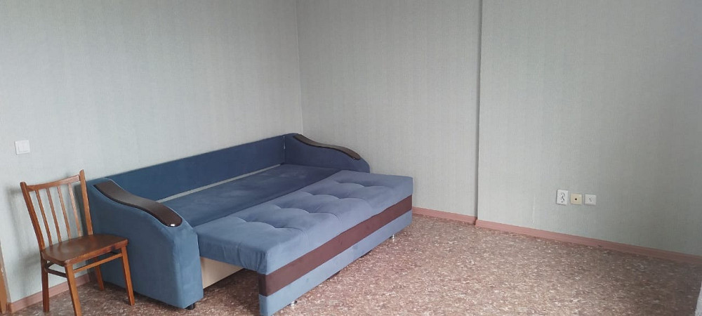 Диван мен орындықтары бар қонақ бөлмесі