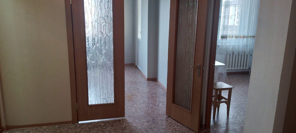 Екі есігі бар коридор және бөлменің көрінісі