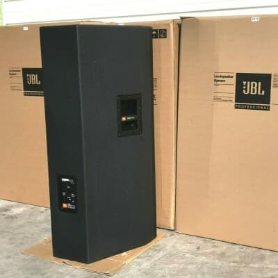 Компанияның логотипы бар қораптардың жанындағы JBL акустика жүйесі