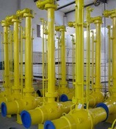 Желтые трубопроводные запорные устройства, установленные в помещении