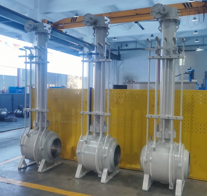 Три белых трубопроводных запорных устройства на производственном фоне