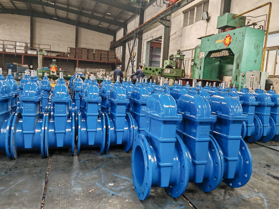 Көптеген көк элементтері бар гидравликалық кран