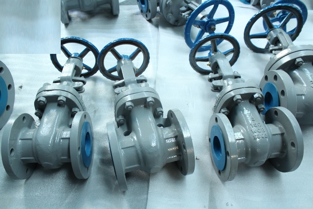 Шатырлы механизммен және көк басқару дөңгелектері бар бірнеше кран