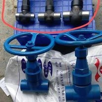 Два компактных задвижных вентиля с трубными соединениями