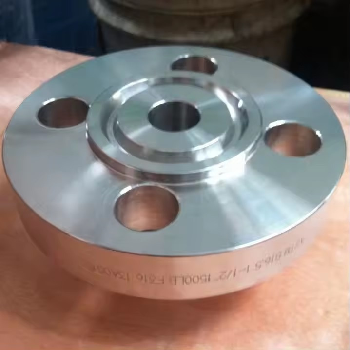 Один металлический фланец без покрытия