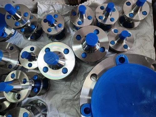 Разнообразные фланцы с синей крышкой, собранные на ткани