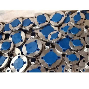 Множество фланцев с синей крышкой на белом фоне