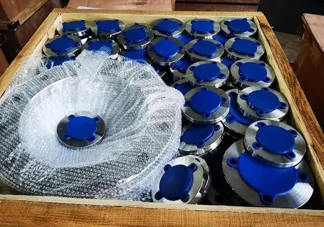 Фланцы упакованы в коробку, некоторые защищены пленкой