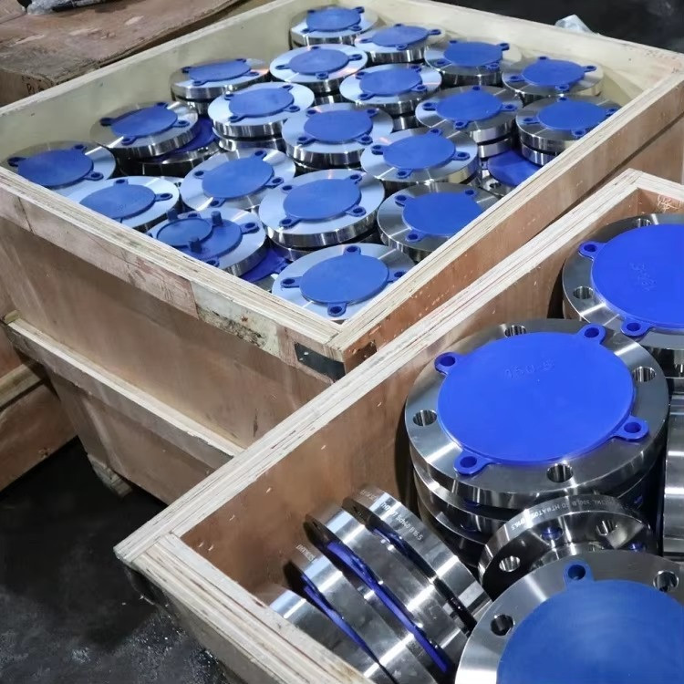 Фланцы с синей крышкой, размещенные в ящиках