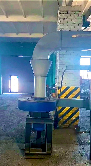 Өндірістік желіде шикізатты беруге арналған воронкалы құрылғы