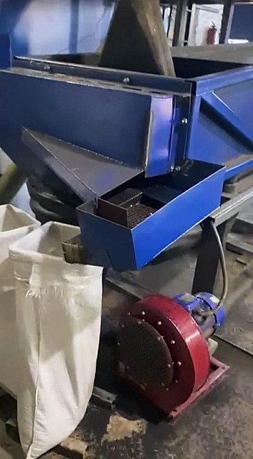 Арнайы жабдықты пайдалана отырып, материалдарды жүктеу және қайта өңдеу процесі