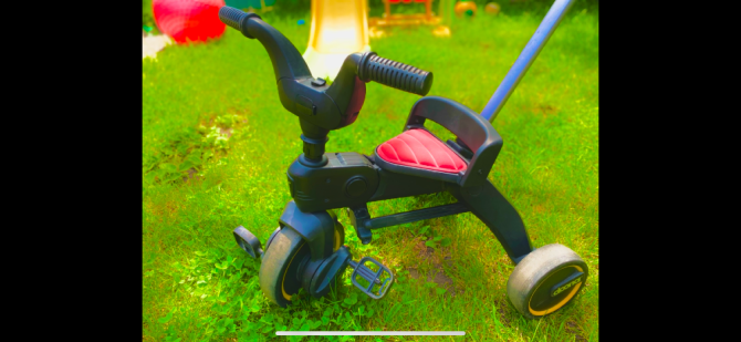 Bала арбасы Liki Trike ойын жабдығының фонында