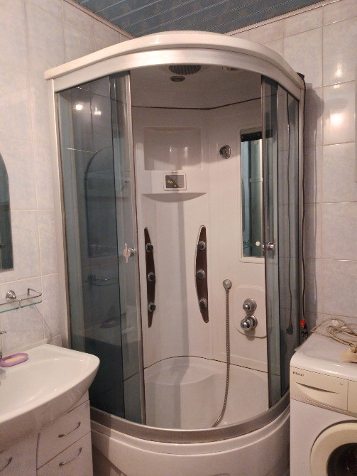 Заманауи душ кабинасы мөлдір қабырғаларымен