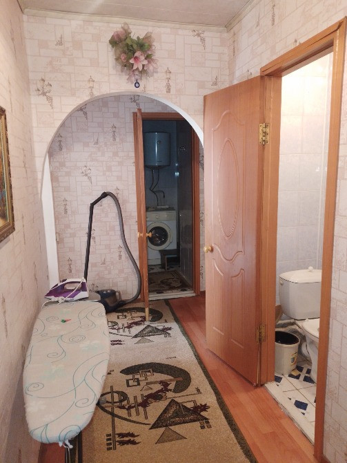 Есіктері мен шаңсорғышы бар дәліз