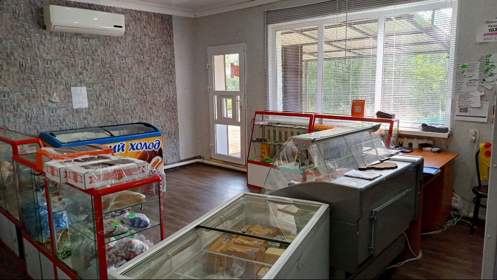 Мұздатқыштар мен жұмыс үстелі бар бөлме, табиғи жарықпен жарықтандырылған