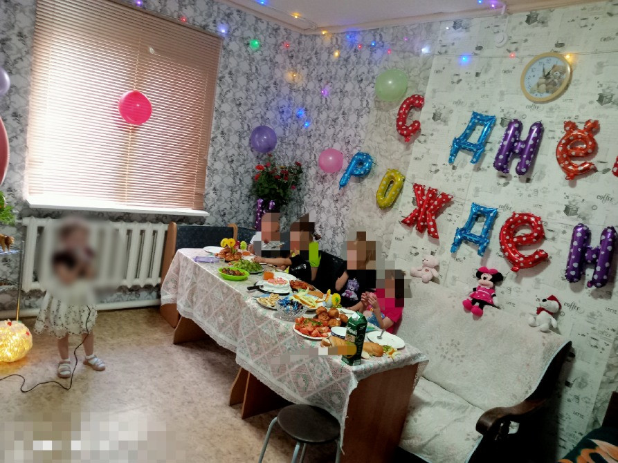 Туған күнге мерекелік үстел безендіруі, дәмді тағамдар мен сәндік шарлармен