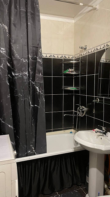 Ванная комната с ванной и раковиной