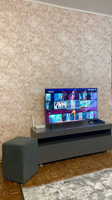 Телевизор на стене с мебелью под ним