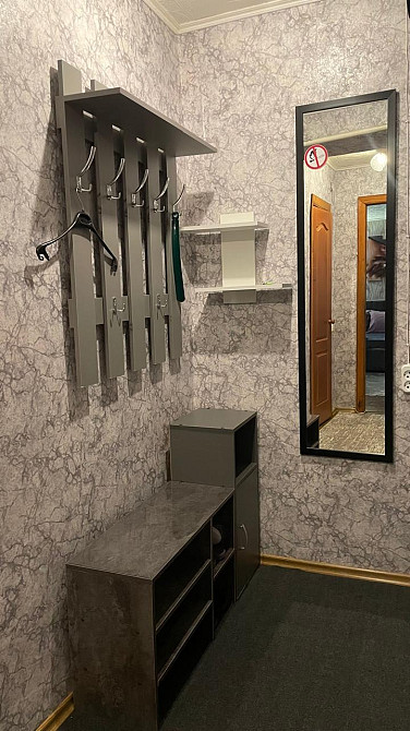 Коридор с вешалкой и зеркалом