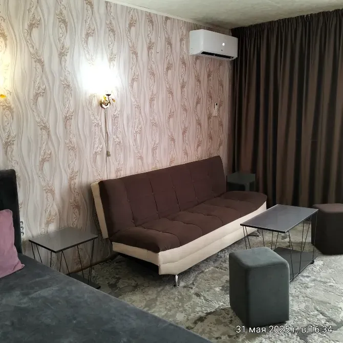 Вид на комнату с кроватью и диваном