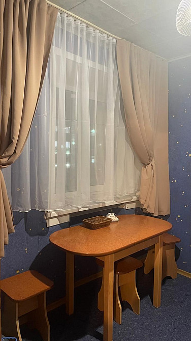 Окно с шторами и столом в углу комнаты