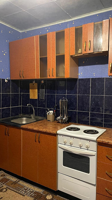 Кухня с плитой и шкафчиками