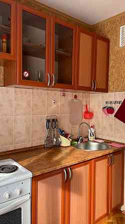 Кухня с раковиной и кухонными принадлежностями