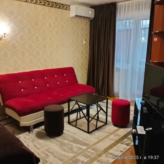 Спальня с кроватью и картиной на стене